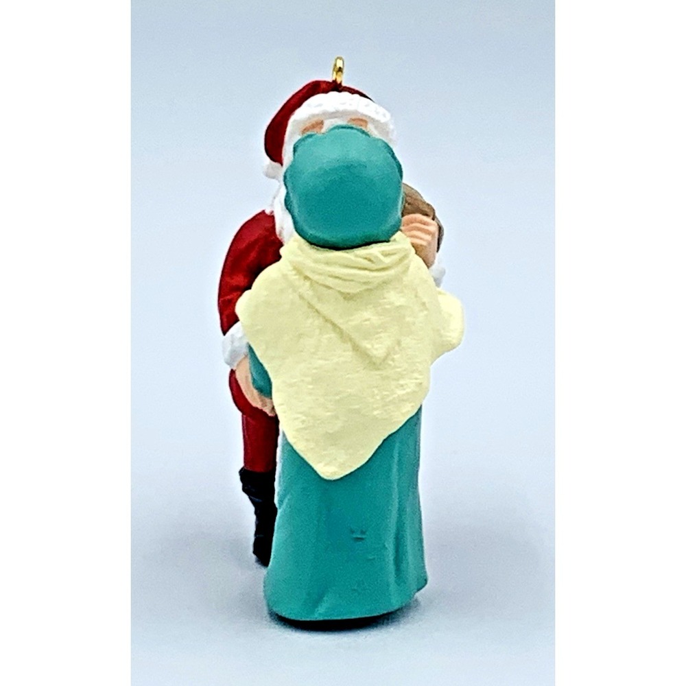 1995 #10 Christmas Eve Kiss Mr. and Mrs. Claus Hallmark Keepsake Ornament QX5157 - Picture 3 of 11
